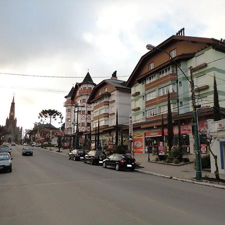 Lindo apartamento no centro de Canela Esterno foto