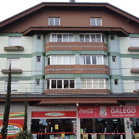 Lindo apartamento no centro de Canela Esterno foto