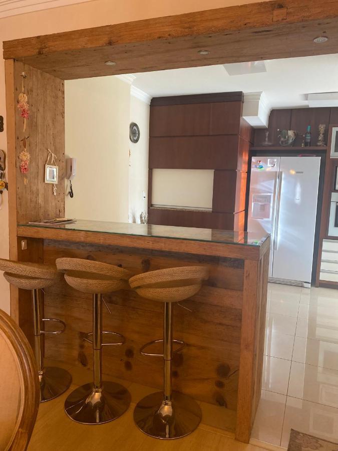 Lindo apartamento no centro de Canela Esterno foto