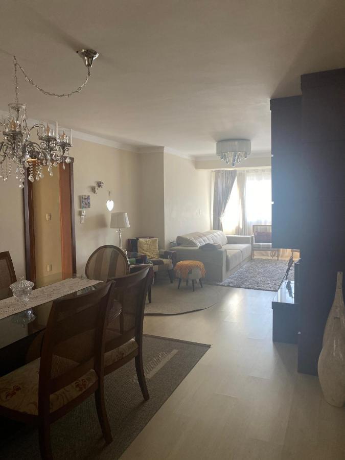 Lindo apartamento no centro de Canela Esterno foto