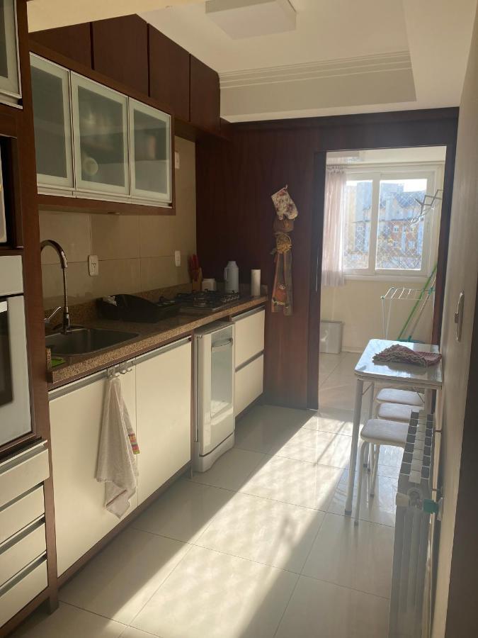 Lindo apartamento no centro de Canela Esterno foto