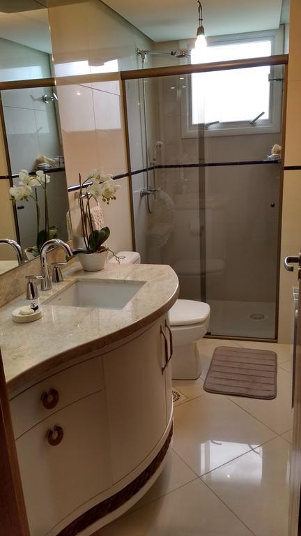 Lindo apartamento no centro de Canela Esterno foto