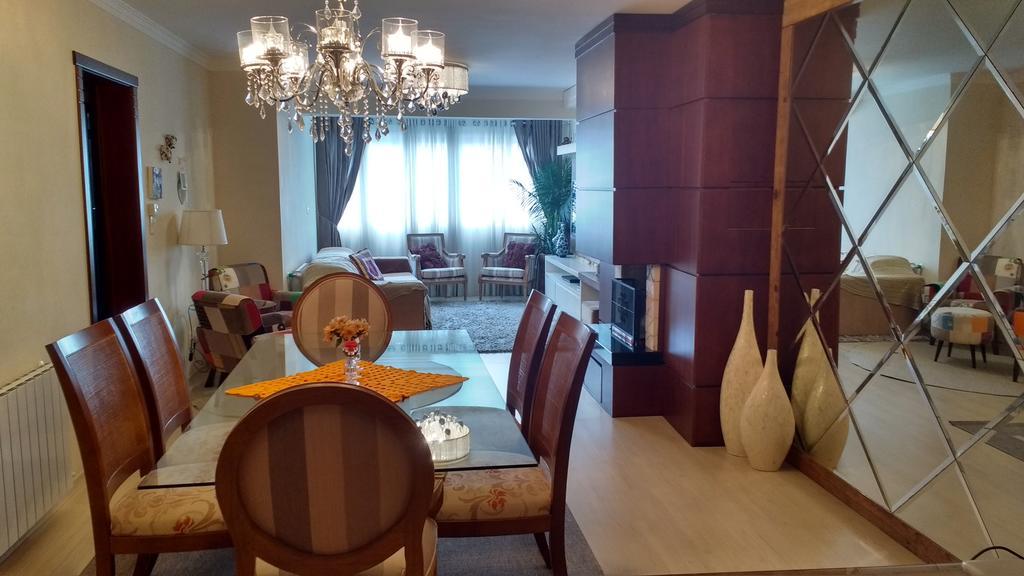 Lindo apartamento no centro de Canela Esterno foto
