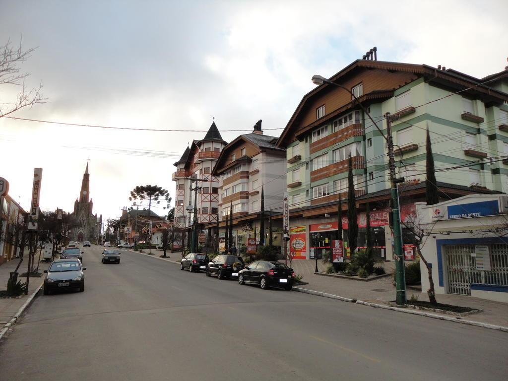 Lindo apartamento no centro de Canela Esterno foto
