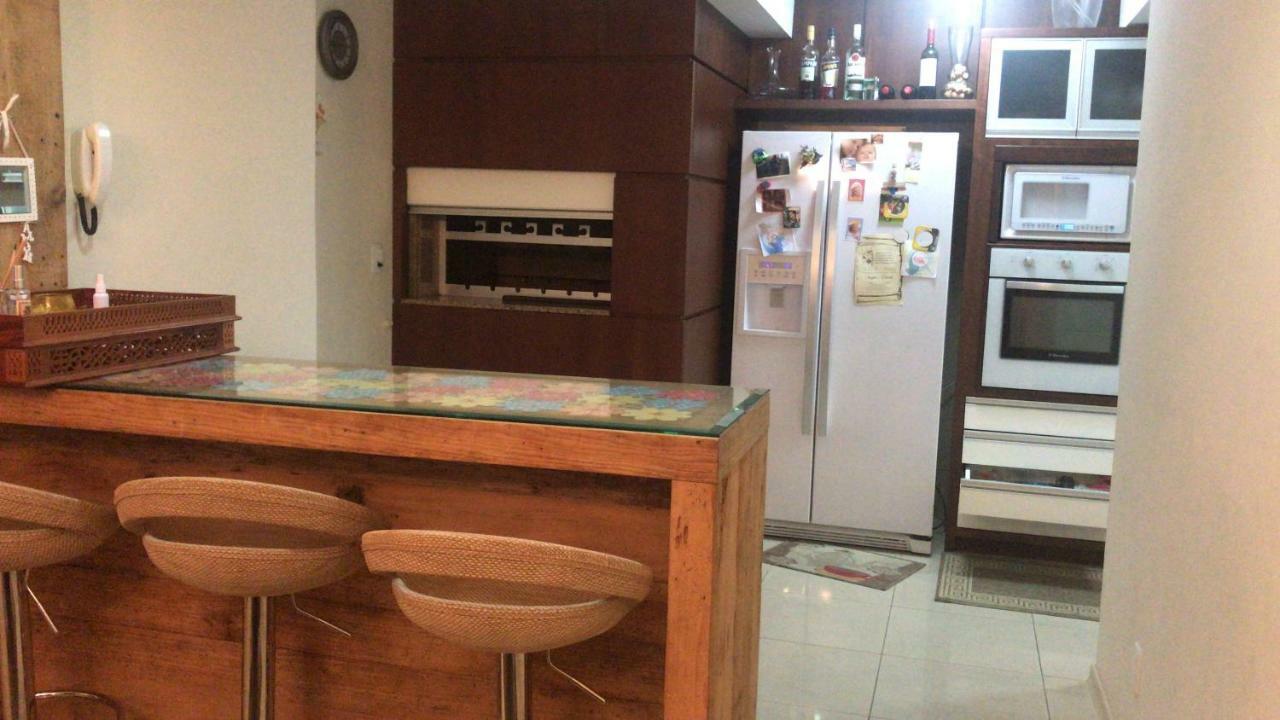 Lindo apartamento no centro de Canela Esterno foto