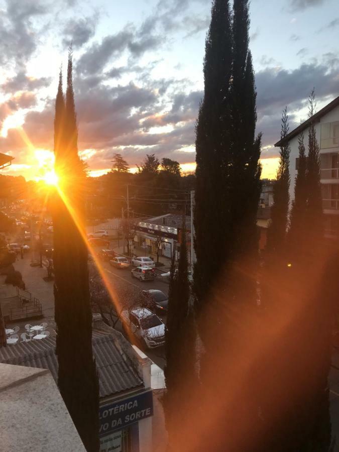 Lindo apartamento no centro de Canela Esterno foto