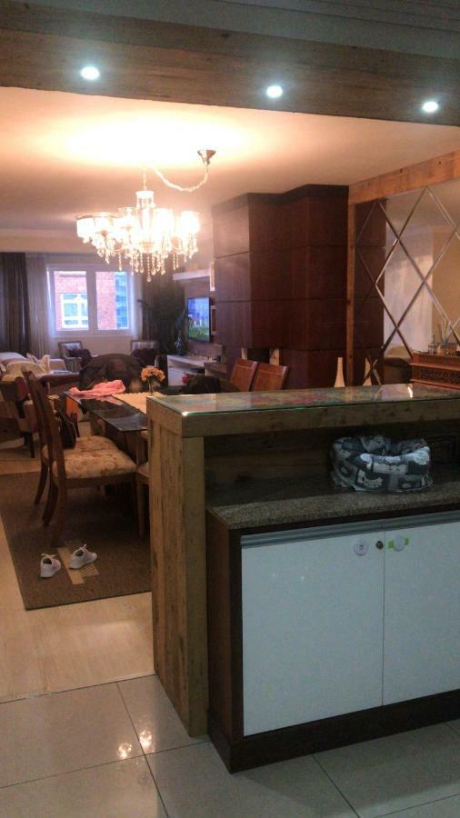 Lindo apartamento no centro de Canela Esterno foto
